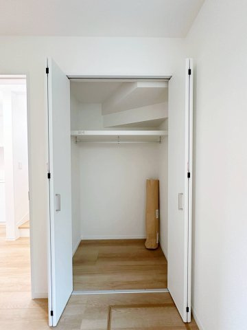 西区古江新町の収納|全居室収納☆
1階5帖洋室のクローゼットです♪