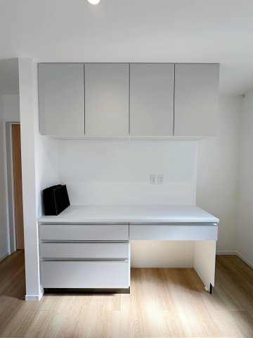 西区古江新町の収納|収納力のある大型カップボード☆
備え付けのため耐震性が高く地震の際にも倒れてくる心配はありません♪
キッチンと同じカラーリングのため統一感もあります！