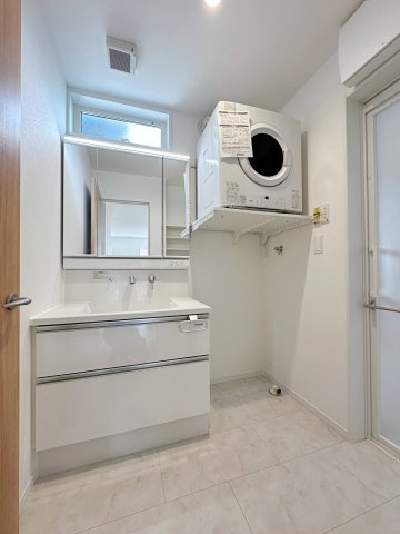 西区古江新町の独立洗面台|シャワー付き洗面化粧台☆
お手入れのしやすい三面鏡化粧台に、大人気のガス乾燥機「乾太くん」も設置♪