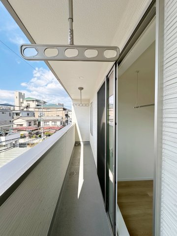 西区古江新町のバルコニー|ワイドバルコニー☆
幅広のバルコニーはたくさんの洗濯物を干すことができます♪