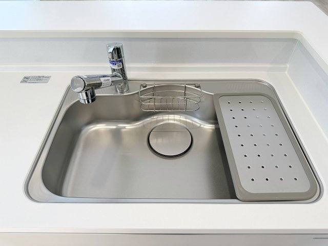 西区古江新町のキッチン|浄水機能付きステンレスシンク☆
ステンレスシンクは傷や汚れに強く、お手入れも簡単で使いやすいです♪
さらにワンタッチで浄水に切り替えができる為とても便利です！