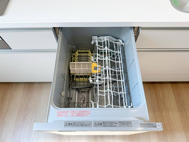 西区古江新町のキッチン|4人から5人分の食器洗浄乾燥機☆
水道代の節約にもなり、家事の時短もできる優れ物です♪
スライド式で上から全体が見えるため食器の出し入れもスムーズです♪