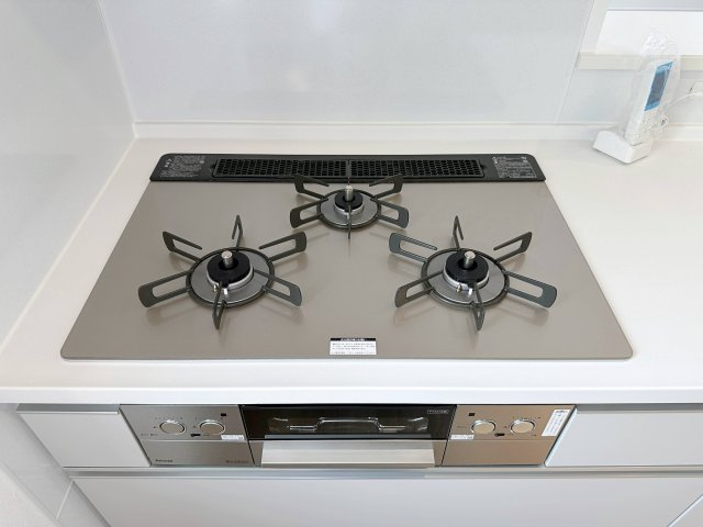 西区古江新町のキッチン|都市ガス仕様の3口ガスコンロ☆
高火力のバーナーが使用可能、調理器具を選ばないのがガスコンロ。停電時でも使用可能で安心です♪