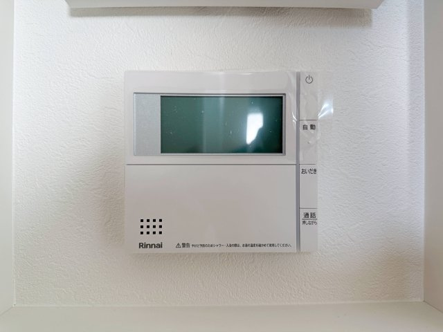 西区古江新町の発電・温水設備|給湯器リモコン☆
キッチンからお湯の温度調整やお風呂の操作ができるのでとても便利です♪