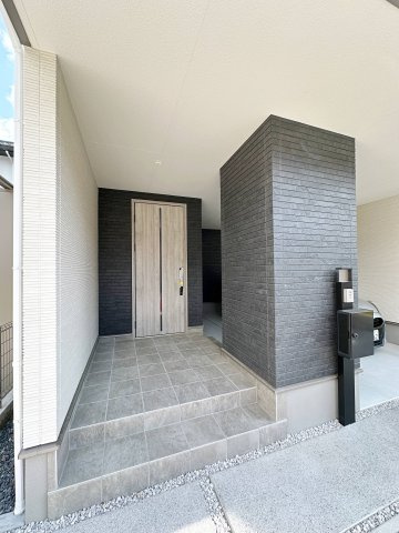 西区古江新町の玄関|宅配ボックス付き玄関ポーチ☆
屋根も付いており、雨が降っても濡れる心配はありません♪
