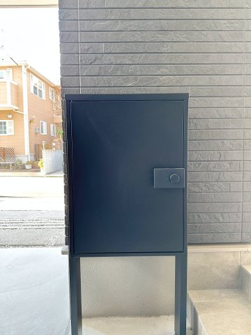 西区古江新町の設備|宅配BOX☆
外側からは見えにくい場所にあるため防犯上も安心です♪