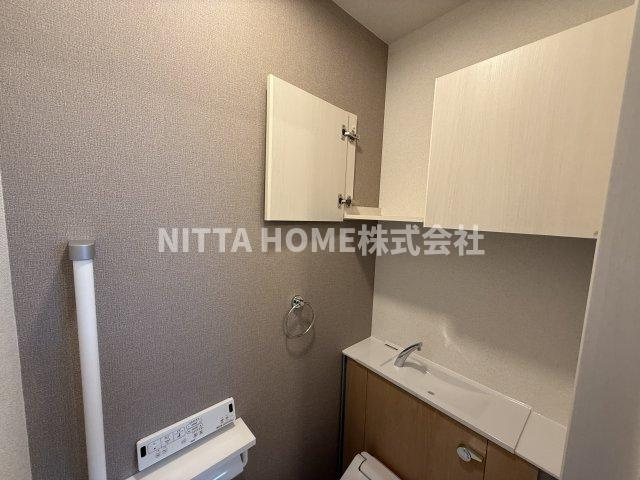 グラース・カーサのトイレ|トイレにも収納がついていてトイレ用具などを入れておけます！