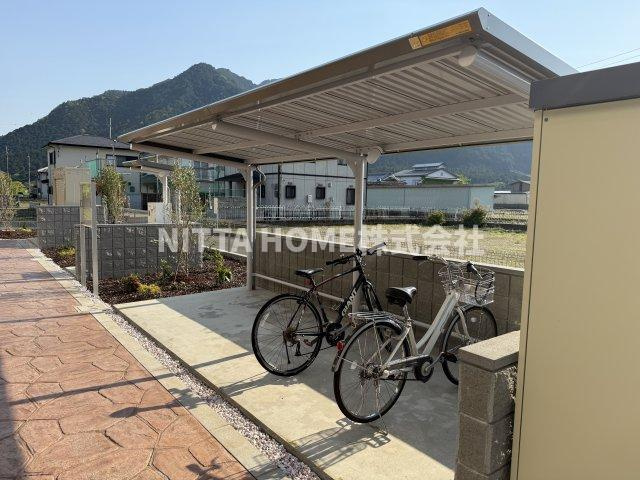 グラース・カーサのエントランス|屋根付きの駐輪場があります★