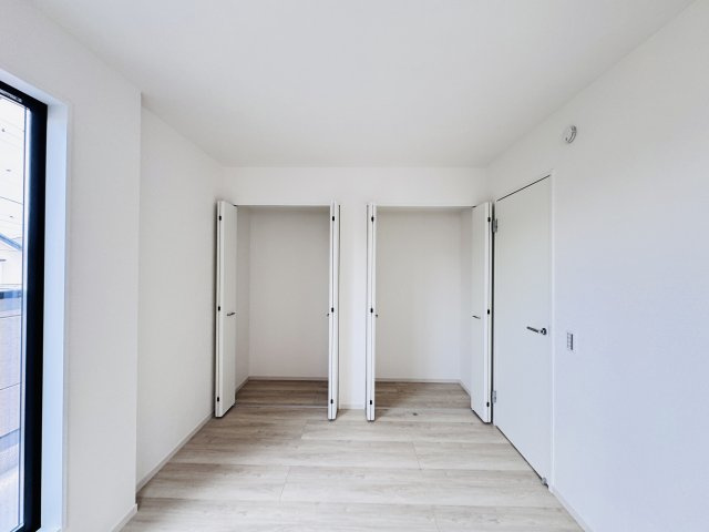 市川市北国分３丁目新築戸建（北国分８期）の収納|6.9帖寝室収納・クローゼット２つでたっぷり収納♪