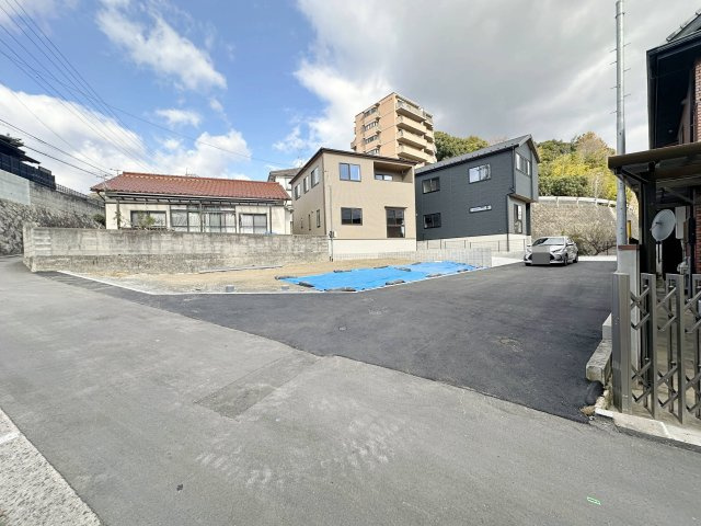 西区古江東町 No.1の前面道路含む現地写真|南向き角地のため日当たりも良好☆
車通りも少ないため小さなお子様がいらっしゃっても安心です♪