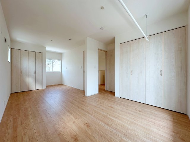 ●西区己斐大迫2丁目の寝室|広々とした10.25帖の洋室☆
5.25帖洋室と5帖洋室の仕切りを無くし広々とした寝室として活用できます。
お子様の成長などライフスタイルに合わせて間取りを変更できます♪