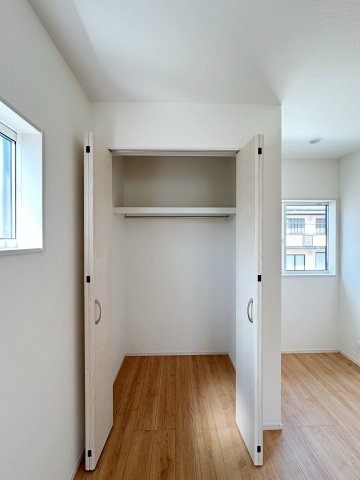 ●西区己斐大迫2丁目の収納|全居室収納☆
5.25帖洋室側のクローゼットです♪