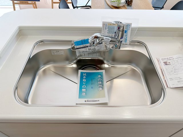 ●西区己斐大迫2丁目のキッチン|浄水機能付きステンレスシンク☆
ステンレスシンクは傷や汚れに強く、お手入れも簡単で使いやすいです♪
さらにワンタッチで浄水に切り替えができる為とても便利です！