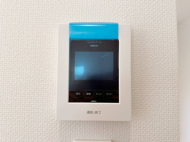 ●西区己斐大迫2丁目の防犯設備|ドアホン☆
来客があったとき、室内からカメラやマイクを使って相手や用件を確認できます。相手を事前に確認することができ、訪問販売対策や防犯面でも役に立つアイテムです♪