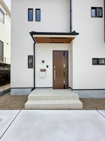 ●西区己斐大迫2丁目の玄関|玄関ポーチ☆
屋根も付いており、雨が降っても濡れる心配はありません♪