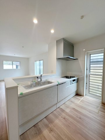 西区己斐東2丁目のキッチン|人造大理石天板使用のシステムキッチン☆
人造大理石天板は水垢が付きにくく汚れが落ちやすいのでお手入れも簡単です♪