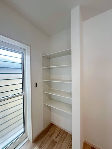 西区己斐東2丁目の収納|パントリー収納☆
キッチン小物や食材ストックなどを並べるのに便利です♪