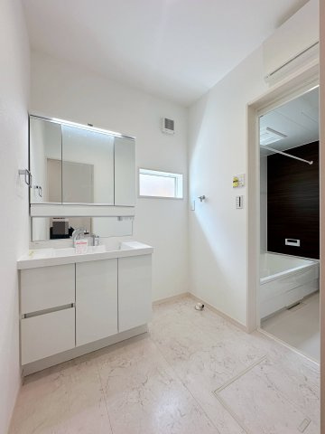 西区己斐東2丁目の独立洗面台|シャワー付き洗面化粧台☆
洗面台にシャワー機能が付いたもので、シャンプーなども行える多機能洗面台です。また、顔や手を洗うためだけではなく、シャワー付き洗面台を使えば手洗い洗濯などでも利用できます♪