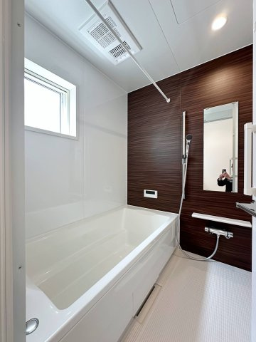 西区己斐東2丁目の浴室|浴室乾燥機気付き1坪タイプの浴室☆
ユニットバスは、気密性にも優れています。そのため、冬場でもお湯が冷めにくく、暖かい空間を維持することができます。