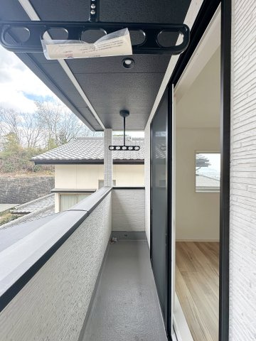 西区己斐東2丁目のバルコニー|バルコニー☆
しっかりと屋根がある為、雨の日の洗濯物も安心です♪