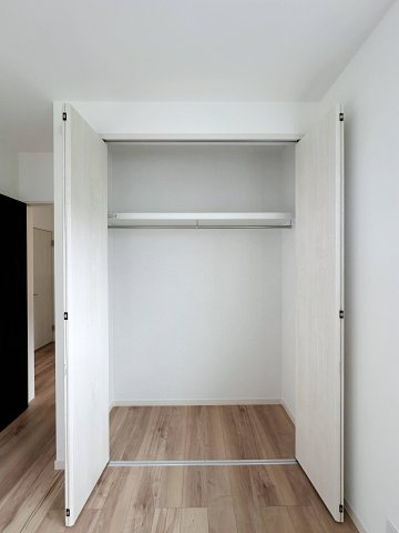 西区己斐東2丁目の収納|全居室収納☆
5.2帖洋室のクローゼットです♪