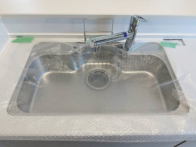 西区己斐東2丁目のキッチン|浄水機能付きステンレスシンク☆
ステンレスシンクは傷や汚れに強く、お手入れも簡単で使いやすいです♪
さらにワンタッチで浄水に切り替えができる為とても便利です！