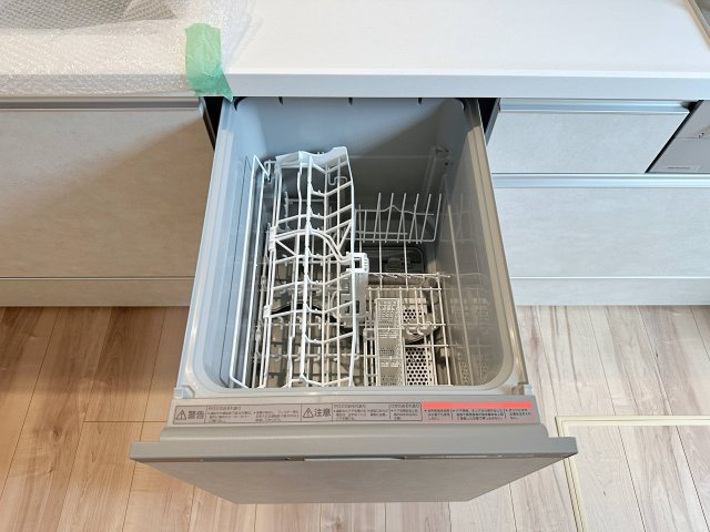 西区己斐東2丁目のキッチン|4人から5人分の食器洗浄乾燥機☆
水道代の節約にもなり、家事の時短もできる優れ物です♪
スライド式で上から全体が見えるため食器の出し入れもスムーズです♪