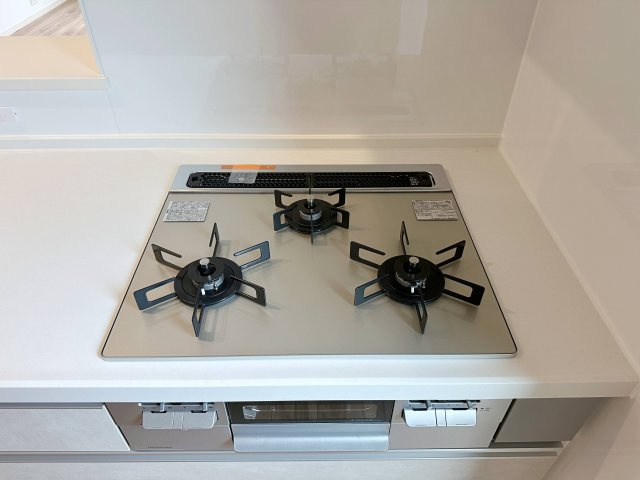 西区己斐東2丁目のキッチン|都市ガス仕様の3口ガスコンロ☆
高火力のバーナーが使用可能、調理器具を選ばないのがガスコンロ。停電時でも使用可能で安心です♪