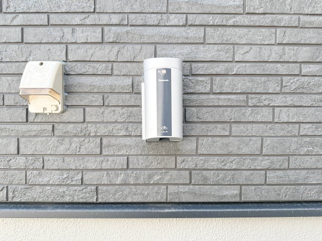 西区己斐東2丁目の発電・温水設備|EV車用電源コンセント☆
日本国内でも、2030年代半ば頃を目標に、新車販売を全て電気自動車にすることが出来るように調整されているとも言われ、この先の環境変化に対応できるように設置されています。