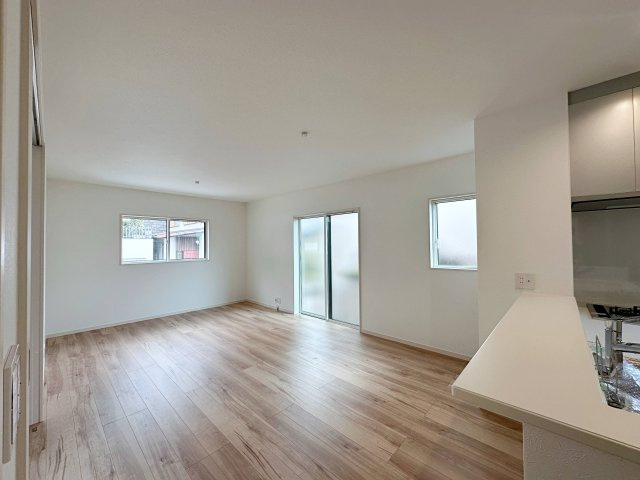 西区己斐東2丁目の居間・リビング|17帖の広々としたリビング☆
キッチンからはリビング全体を見渡すことができます♪