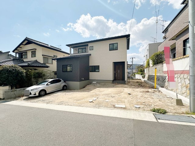 西区己斐東2丁目の駐車場|車は並列4台以上駐車可能☆
広々とした駐車スペースは来客時なども安心なので気軽に家族や友人を招くことができます♪