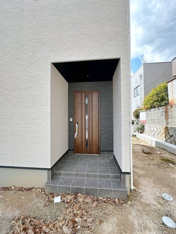 西区己斐東2丁目の玄関|スマートキー対応の玄関ポーチ☆
屋根も付いており、雨が降っても濡れる心配はありません♪