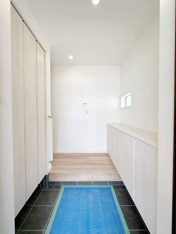 西区己斐東2丁目の玄関|玄関ホール☆
ロータイプの下駄箱もあり靴の収納には困りません♪