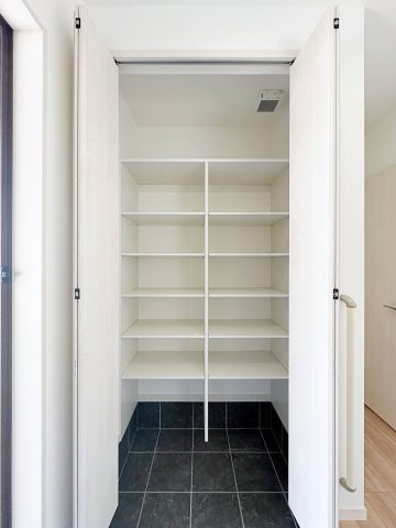 西区己斐東2丁目の収納|シューズインクローク☆
可動棚で好きな高さに調整可能！靴だけでなく外で使う用具やお子様のおもちゃなども帰ってきてそのまま収納することができます♪