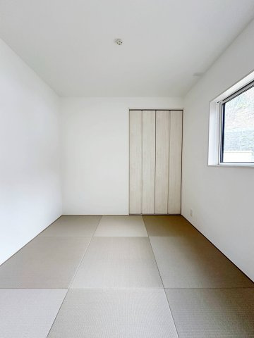 西区己斐東2丁目の和室|リビングに併設された4.5帖の和室☆
カウンターもありお子様の学習スペースや遊び場にぴったりです♪