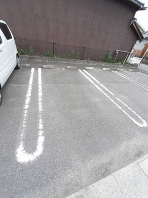 【駐車場】 | スマイリー乙多見 | 駐車場があるので、車を買う予定の方も安心です