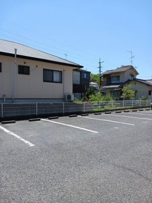 【駐車場】 | グリンピア古都Ａ | 駐車場に車を止められます