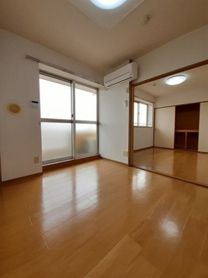 【内装】 | ニューエルディムしみず | 明るい色調の室内です