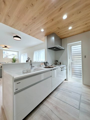 西区山田新町1丁目のキッチン|人造大理石天板使用のシステムキッチン☆
人造大理石天板は水垢が付きにくく汚れが落ちやすいのでお手入れも楽ちんです♪