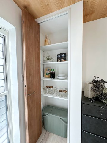 西区山田新町1丁目の収納|キッチンパントリー☆
食材のストックやゴミ箱を隠しておくのに便利です♪