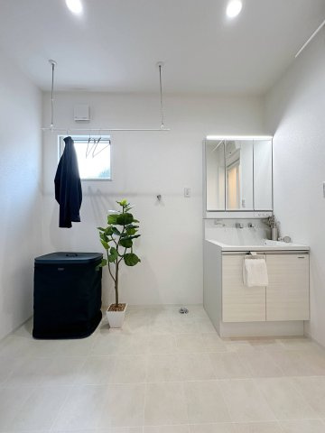 西区山田新町1丁目の洗面所|シャワー付き洗面化粧台☆
脱衣所も広々としており、室内物干しも付いているのでランドリールームとしても活躍します♪