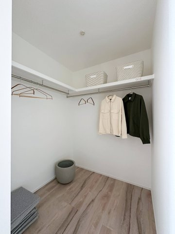 西区山田新町1丁目の寝室|全居室収納☆
8帖主寝室のウォークインクローゼットです♪