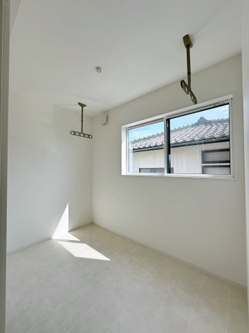 西区山田新町1丁目のバルコニー|大人気のサンルーム☆
天気や花粉、虫などを気にせずに洗濯物が干せます♪