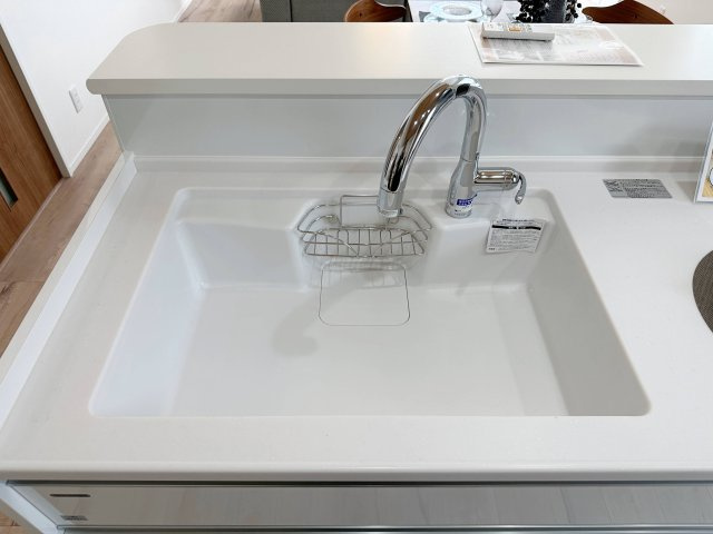 西区山田新町1丁目のキッチン|非接触型水栓に人造大理石シンク☆
人造大理石のためシンクに水垢や汚れが付きにくく、タッチレス対応なので手をかざすだけで水を出止ができます♪