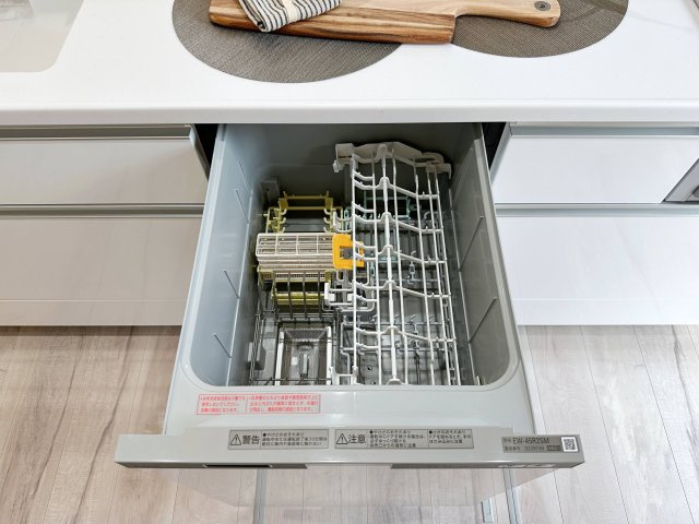 西区山田新町1丁目のキッチン|4人から5人分の食器洗浄乾燥機☆
水道代の節約にもなり、家事の時短もできる優れ物です♪
スライド式で上から全体が見えるため食器の出し入れもスムーズです♪