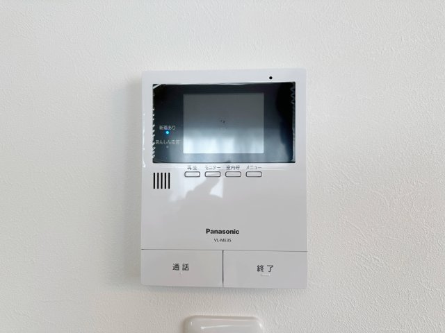 西区山田新町1丁目の防犯設備|ドアホン☆
来客があったとき、室内からカメラやマイクを使って相手や用件を確認できます。相手を事前に確認することができ、訪問販売対策や防犯面でも役に立つアイテムです♪