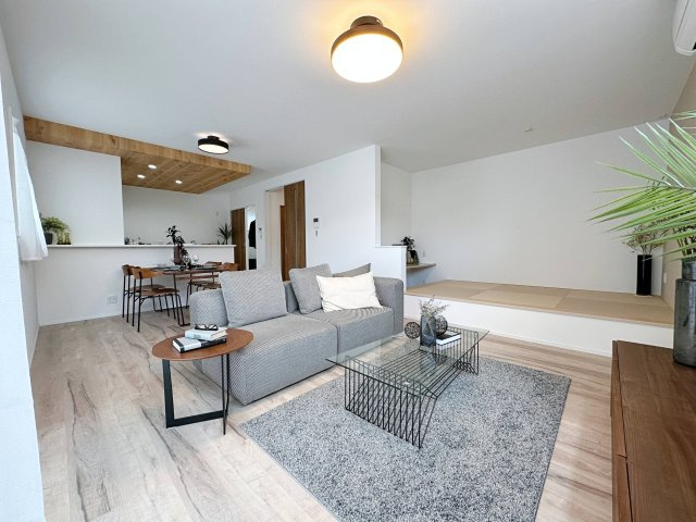 西区山田新町1丁目の居間・リビング|17.8帖の広々としたリビング☆
完成済のため365日ご案内可能♪
「今日見たい」にも対応します！