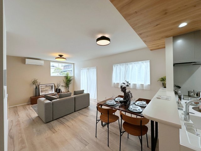 西区山田新町1丁目の居間・リビング|17.8帖の広々としたリビング☆
キッチンからはリビング全体を見渡すことができます♪