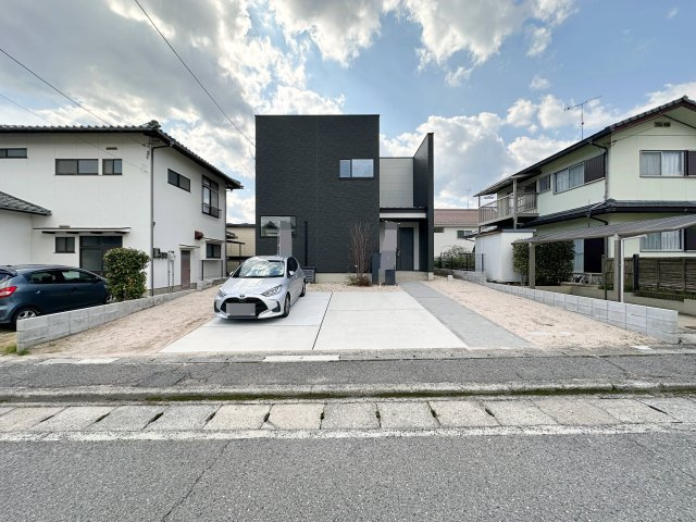 西区山田新町1丁目の駐車場|車は4台以上駐車可能☆
広い駐車スペースは来客時なども安心です♪