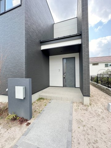 西区山田新町1丁目の玄関|玄関ポーチ☆
屋根も付いており、雨が降っても濡れる心配はありません♪